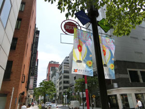 ビルが立ち並ぶ花椿通り
