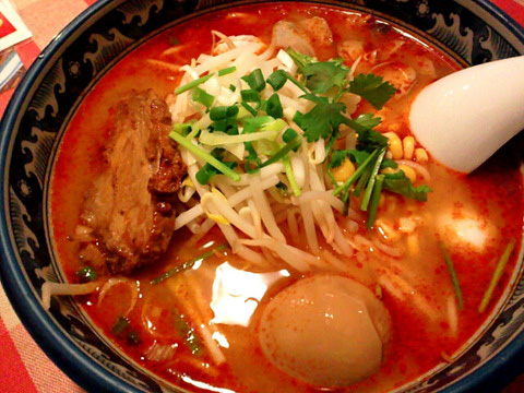 辛そうなトムヤムクンラーメン