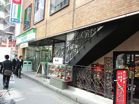 店の横のファミマ