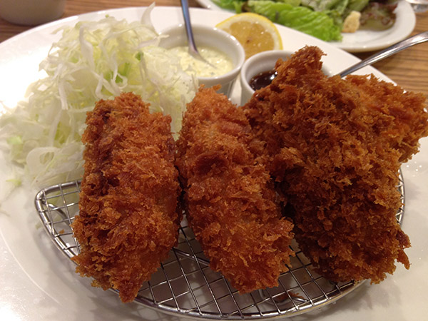 迫力の牡蠣フライ