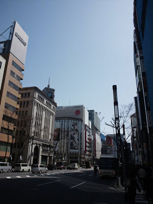 天気の良い銀座の風景
