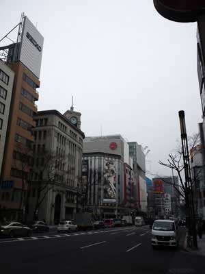 曇り空の銀座