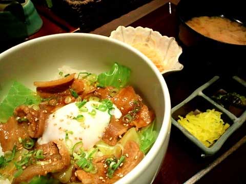 丼と小皿と味噌汁
