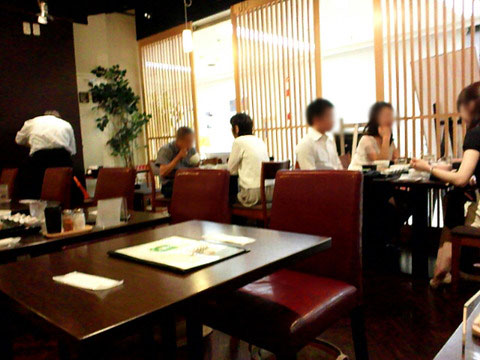 店内の雰囲気とテーブル