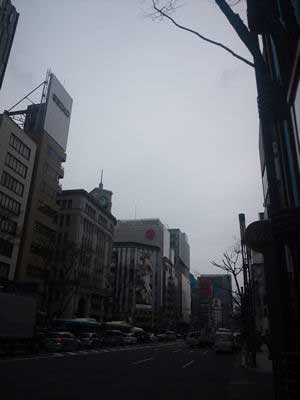 曇った銀座晴海通り