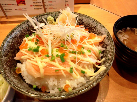 いくらがのった炙りサーモン丼