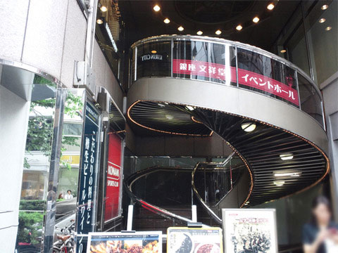 階段を上ってお店へ