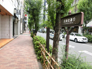 レンガの歩道が綺麗な交詢社通り