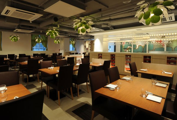 綺麗にテーブルが配置された店内