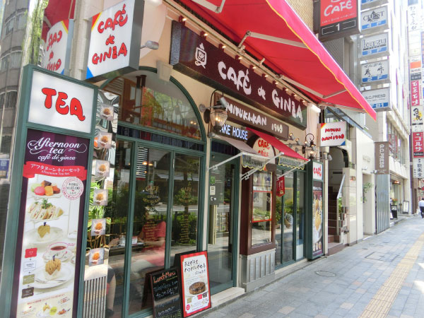 とても目立つみゆき館本店の外観